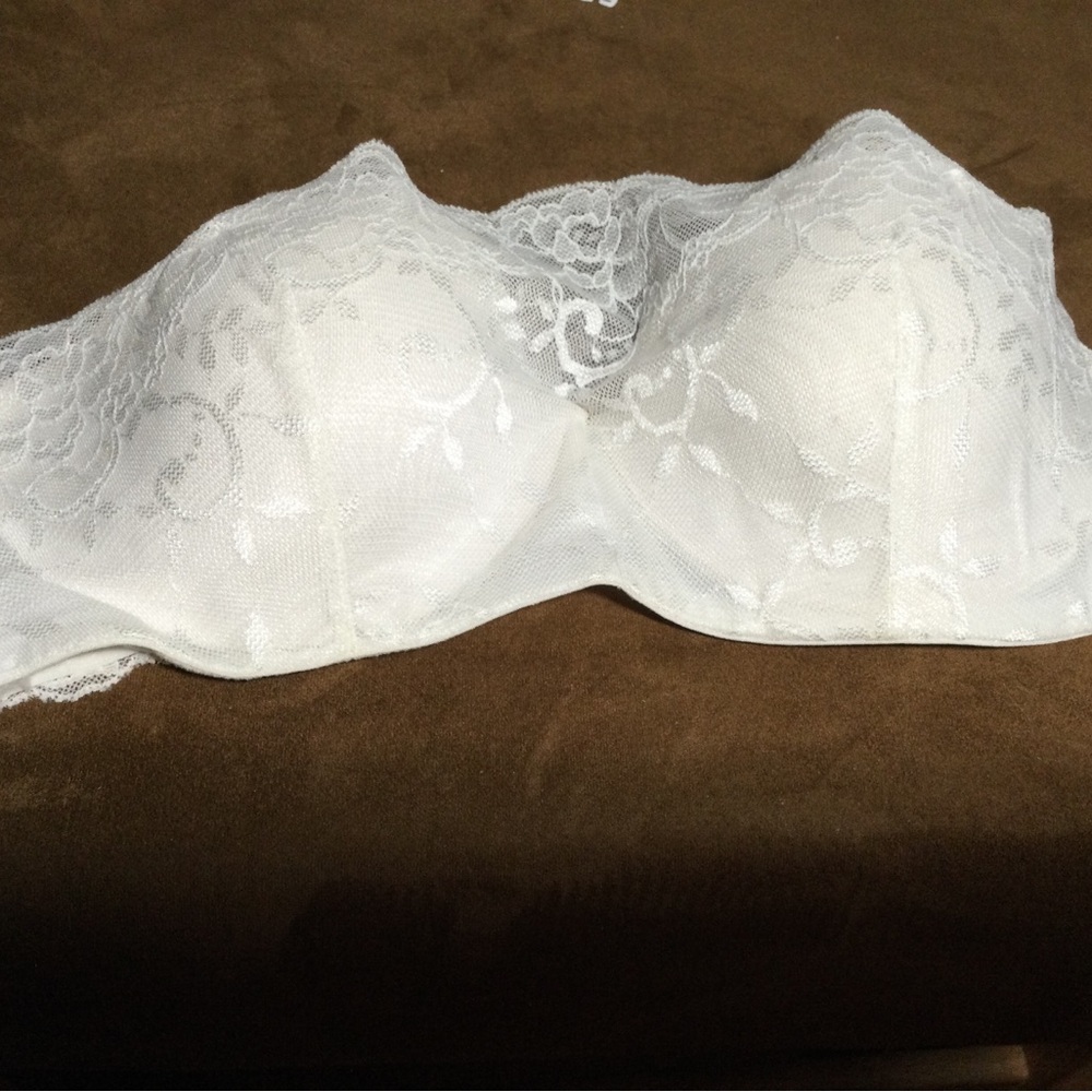 Elegant White strapless Lace Bra